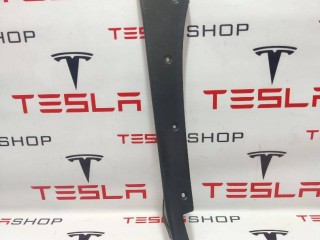 Пластик под датчик прижатия двери, ориг. номер 1042411-00-D, Tesla Model X 2015-2021