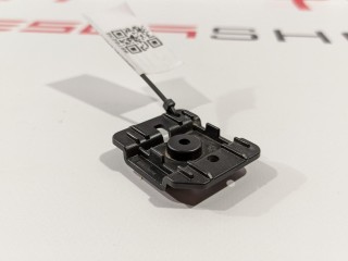 Кронштейн крепления козырька солнцезащитного, ориг. номер 1090081-00-E, Tesla Model 3 2017-2021