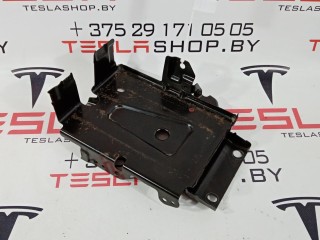 Крепление аккумулятора 12V, ориг. номер 1007556-00-C, Tesla Model S 2012-2016