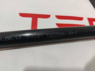 Патрубок системы охлаждения основной батареи, ориг. номер 1077596-00-C, Tesla Model 3 2017-2021