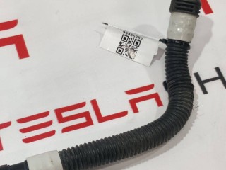 Патрубок системы охлаждения основной батареи, ориг. номер 1077596-00-C, Tesla Model 3 2017-2021