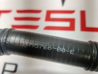 Патрубок системы охлаждения основной батареи, ориг. номер 1095766-00-E, Tesla Model 3 2017-2021