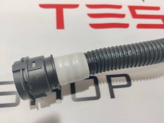 Патрубок системы охлаждения основной батареи, ориг. номер 1077576-00-E, Tesla Model 3 2017-2021