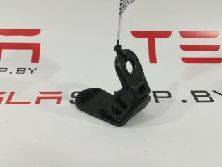 Заглушка (фиксатор) крепления подкапотного бокса, ориг. номер 1116003-00-C, Tesla Model 3 2017-2021
