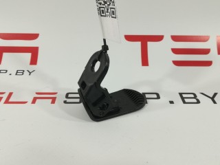 Заглушка (фиксатор) крепления подкапотного бокса, ориг. номер 1116003-00-C, Tesla Model 3 2017-2021
