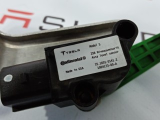 Датчик уровня пневмоподвески, ориг. номер 1004173-00-A, Tesla Model S 2012-2016