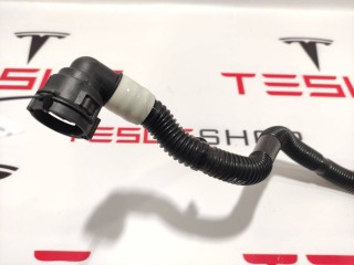 Патрубок системы охлаждения заднего мотора, ориг. номер 1077595-00-C, Tesla Model 3 2017-2021