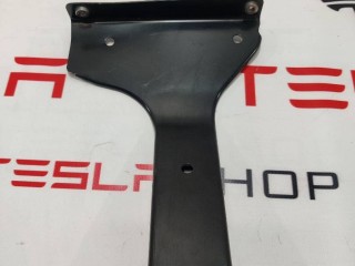 Кронштейн крепления защиты днища, ориг. номер 1073232-00-B, Tesla Model X 2015-2021