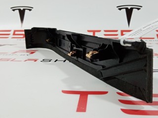 Накладка подъемной задней двери, ориг. номер 1055010-06-J, 1055024-00-B, Tesla Model X 2015-2021