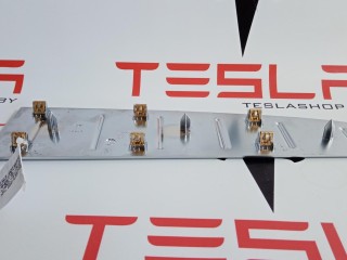 Декоративная накладка отделки багажника хром (под замок), ориг. номер 1050381-00-D, 1050388-00-B, Tesla Model X 2015-2021