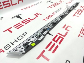 Накладка декоративная обшивки двери, ориг. номер 1035826-09-B, Tesla Model X 2015-2021