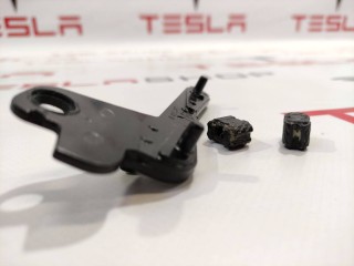 Кронштейн направляющая люка, ориг. номер 6008664-00-E, Tesla Model S 2012-2016