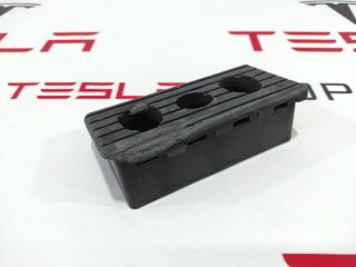 Опора под домкрат (подушка), ориг. номер 1009124-00-C, Tesla Model S 2012-2016