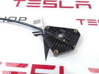 Кронштейн мотора привода люка, ориг. номер 6008694, 6008697-00-A, Tesla Model S 2012-2016