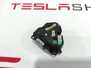 Кнопка управления на руле, ориг. номер 1013242-00-H, Tesla Model S 2016-2021