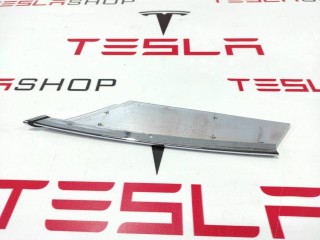 Накладка люверсы, ориг. номер 1056380-00-C, Tesla Model S 2016-2021