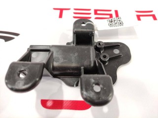 Кронштейн крепления ручки, ориг. номер 1008404-00-C, Tesla Model S 2012-2016