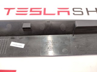 Заглушка салазки сиденья, ориг. номер 1066623-00-A, Tesla Model X 2015-2021