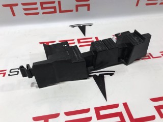 Кронштейн внешний сидений 2-го ряда, ориг. номер 1059715-00-D, Tesla Model X 2015-2021