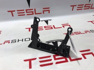 Кронштейн накладки, стойки В, ориг. номер 1052517-00-H, Tesla Model X 2015-2021