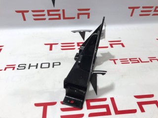 Кронштейн накладки, стойки В, ориг. номер 1052517-00-H, Tesla Model X 2015-2021