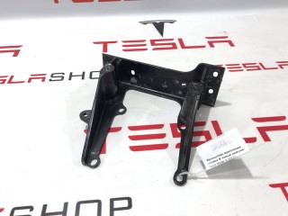 Кронштейн накладки, стойки В, ориг. номер 1052517-00-H, Tesla Model X 2015-2021