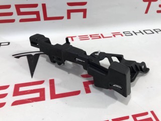 Кронштейн накладки, стойки C, ориг. номер 1053724-00-B, Tesla Model X 2015-2021