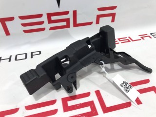 Кронштейн накладки, стойки C, ориг. номер 1051825-00-B, Tesla Model X 2015-2021
