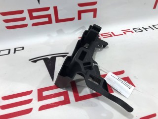 Кронштейн накладки, стойки C, ориг. номер 1051825-00-B, Tesla Model X 2015-2021