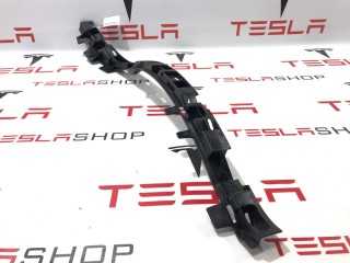 Кронштейн накладки, стойки C, ориг. номер 1079764-00-A, Tesla Model X 2015-2021