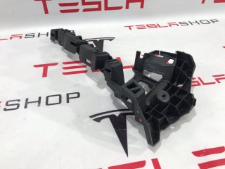 Кронштейн накладки, стойки В, ориг. номер 1051824-00-B, Tesla Model X 2015-2021