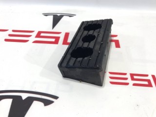 Опора под домкрат (подушка), ориг. номер 1045887-00-B, Tesla Model X 2015-2021