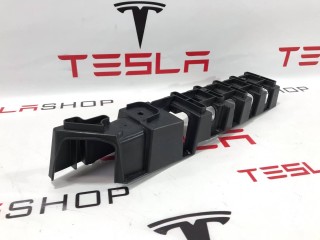 Кронштейн внешний сидений 2-го ряда, ориг. номер 1055318-00-C, Tesla Model X 2015-2021