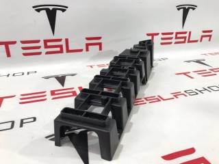 Кронштейн внешний сидений 2-го ряда, ориг. номер 1055318-00-C, Tesla Model X 2015-2021