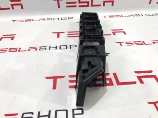 Кронштейн внешний сидений 2-го ряда, ориг. номер 1055318-00-C, Tesla Model X 2015-2021