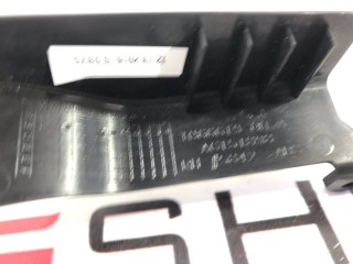 Заглушка салазки сиденья, ориг. номер 1066619-00-A, Tesla Model X 2015-2021