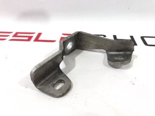 Кронштейн электропроводки стояночного тормоза, ориг. номер 1101851-00-B, Tesla Model S 2016-2021