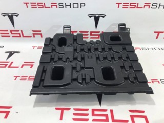 панель для ног передняя правая, ориг. номер 1587362-00-C, Tesla Model S 2-й рест 2021-2026