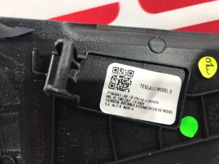 Накладка боковая торпеды, ориг. номер 1563061-00-D, Tesla Model S 2-й рест 2021-2026