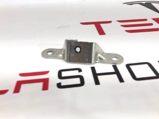 Кронштейн крепления обшивки двери, ориг. номер 1003540-00-A, Tesla Model S 2016-2021