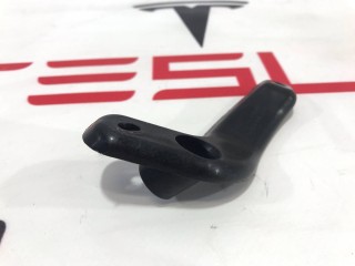 Кронштейн карты (обшивки) двери, ориг. номер 1584795-00-A, Tesla Model S 2-й рест 2021-2026
