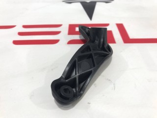 Кронштейн карты (обшивки) двери, ориг. номер 1584795-00-A, Tesla Model S 2-й рест 2021-2026