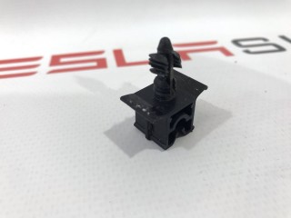 Клипса крепления тормозных трубок, ориг. номер 1420713-00-B, Tesla Model S 2-й рест 2021-2026
