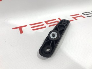 Кронштейн карты (обшивки) двери, ориг. номер 1584751-00-A, Tesla Model S 2-й рест 2021-2026
