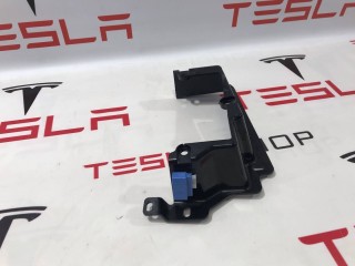 прочая запчасть, ориг. номер 1051906-00-A, Tesla Model S 2012-2016