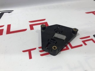 Кронштейн мотора привода люка, ориг. номер 6008697-00-A, Tesla Model S 2012-2016