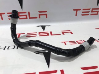 Патрубок охлаждения пентхауса выпускной, ориг. номер 109576600F, Tesla Model 3 2017-2021