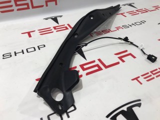 Накладка закрытия подъемной задней двери, ориг. номер 1037560-00-C, Tesla Model X 2015-2021