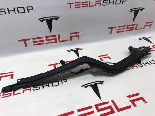 Накладка закрытия подъемной задней двери, ориг. номер 1037560-00-C, Tesla Model X 2015-2021