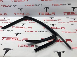 Уплотнитель стекла подъемной задней двери, ориг. номер 1069521-90-H, Tesla Model X 2015-2021